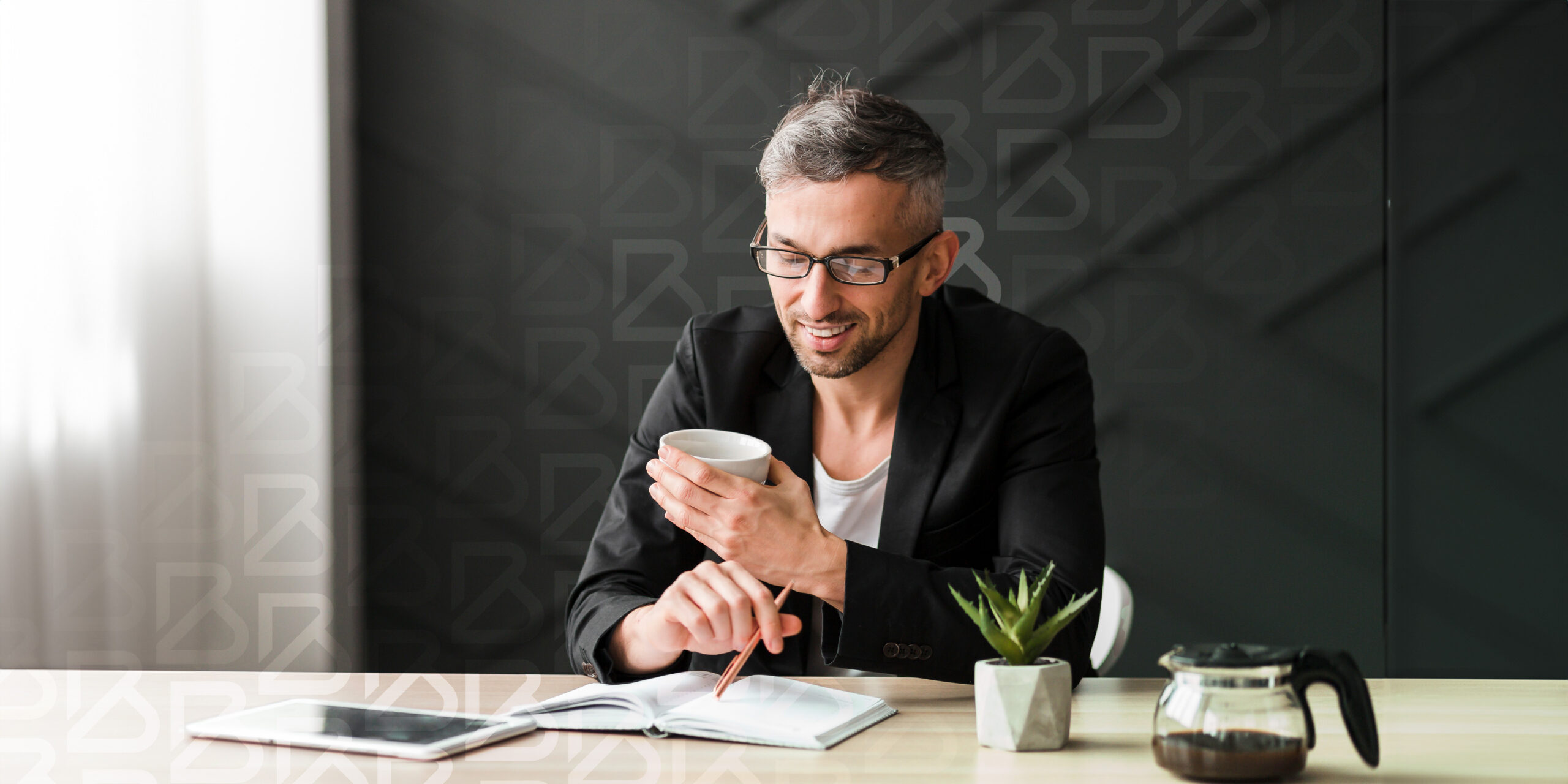 Consultor financiero analizando estrategias de inversión a largo plazo